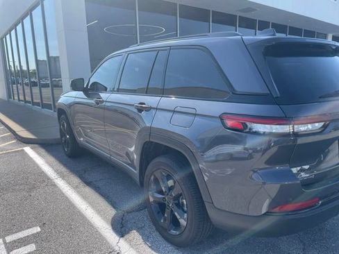 Used 2023 Jeep Grand Cherokee Altitude AWD/4WD image 3
