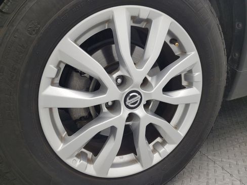 Used 2017 Nissan Rogue SV image 31