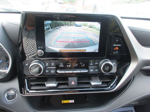 Used 2023 Toyota Highlander XLE FWD image 12