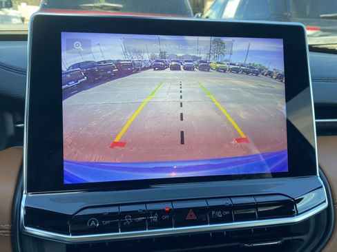 Certified 2025 Jeep Compass Limited image 38