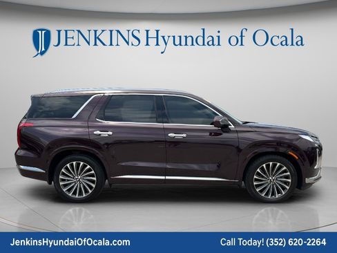 Used 2023 Hyundai Palisade Calligraphy FWD image 2