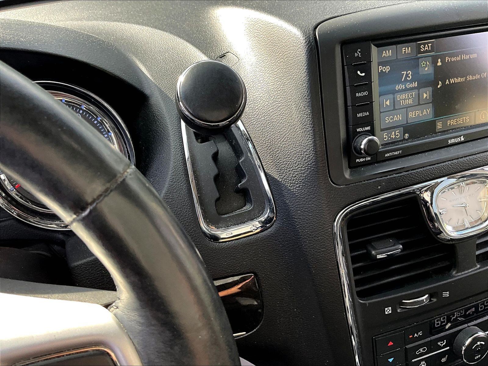 Used 2015 Chrysler Town & Country Touring-L w/ Driver Convenience Group FWD image 17