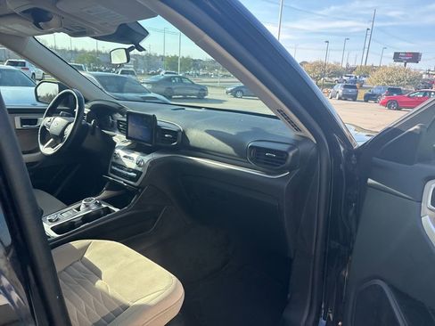 Used 2021 Ford Explorer XLT image 25