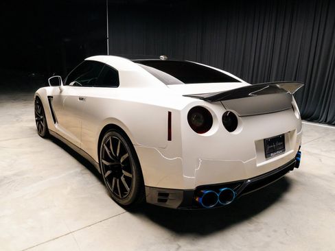 Used 2015 Nissan GT-R Premium image 11