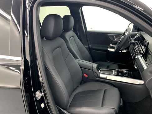 Used 2026 Mercedes-Benz GLB 250 image 2