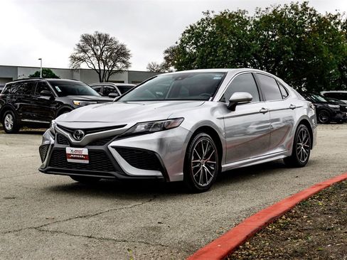 Used 2024 Toyota Camry SE image 9