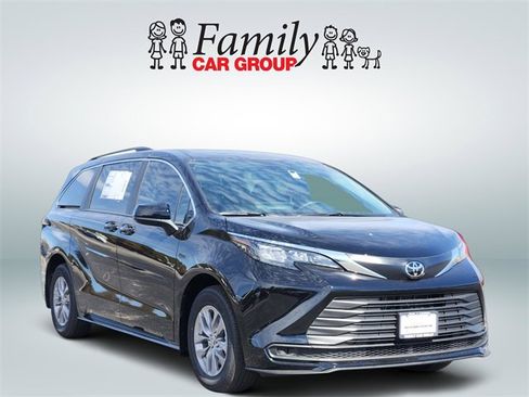 New 2026 Toyota Sienna LE image 2