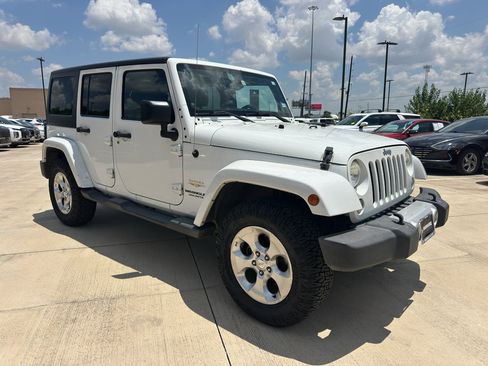 Used 2014 Jeep Wrangler Unlimited Sahara w/ Connectivity Group AWD/4WD image 19