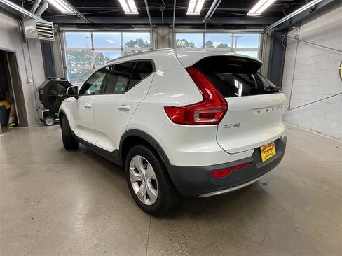 Used 2021 Volvo XC40 T4 Momentum FWD image 3