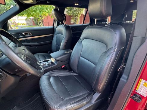 Used 2018 Ford Explorer XLT w/ Equipment Group 202A image 12