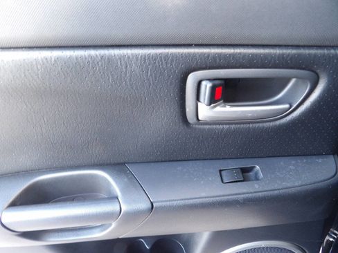 Used 2004 MAZDA MAZDA3 s w/ Moonroof & 6-CD Pkg image 24