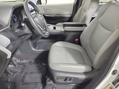 Used 2025 Toyota Sienna XLE FWD image 19