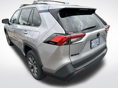Used 2022 Toyota RAV4 XLE Premium AWD/4WD image 8