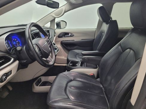 Used 2020 Chrysler Pacifica Touring-L FWD image 17