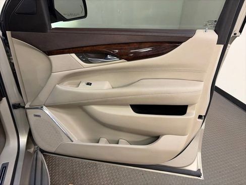 Used 2015 Cadillac Escalade Luxury image 35