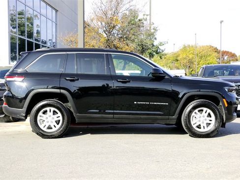 Used 2024 Jeep Grand Cherokee Laredo image 4