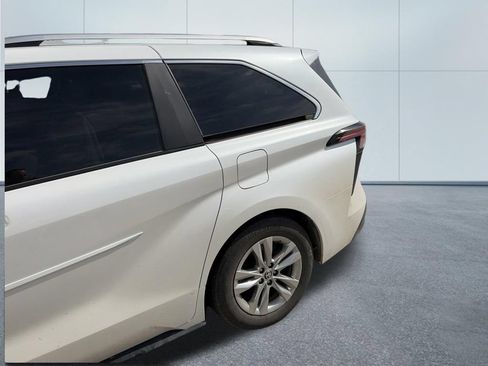 Used 2023 Toyota Sienna Limited AWD/4WD image 5