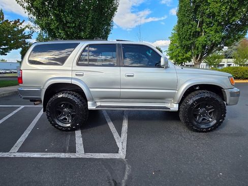 Used 2002 Toyota 4Runner SR5 AWD/4WD image 4