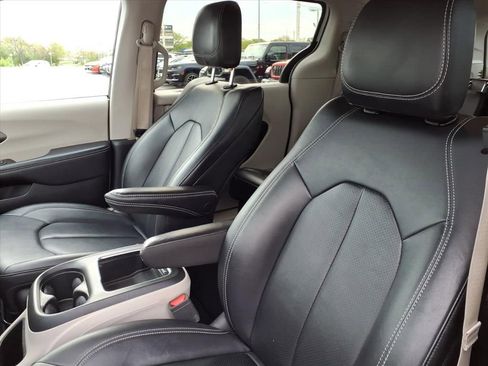 Certified 2024 Chrysler Pacifica Touring-L FWD image 10