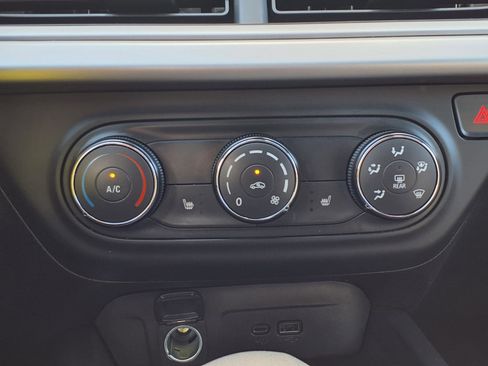 Used 2025 Chevrolet Trax RS w/ Sunroof Package image 8