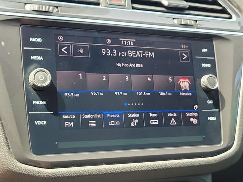 Used 2022 Volkswagen Tiguan SE w/ Panoramic Sunroof Package FWD image 28