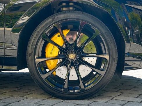 Used 2022 Lamborghini Urus image 35