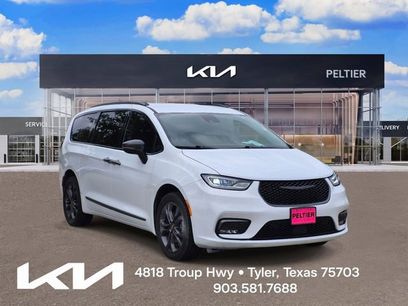 Used 2023 Chrysler Pacifica Touring-L w/ Road Tripper Package