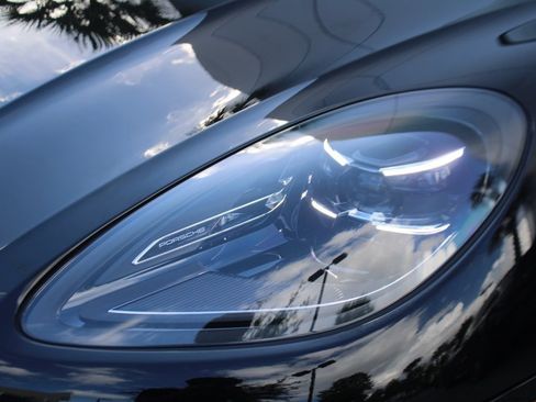 Used 2025 Porsche Macan image 11