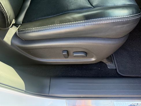 Used 2016 Nissan Pathfinder Platinum image 32