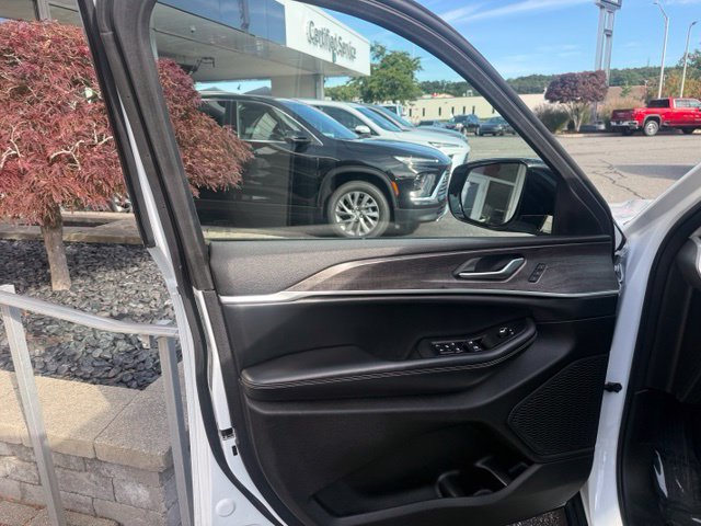 Used 2023 Jeep Grand Cherokee L Limited AWD/4WD image 8