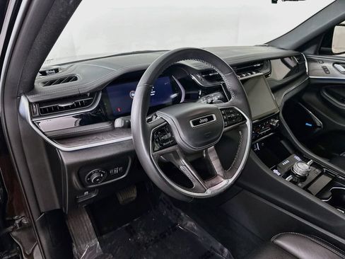Certified 2023 Jeep Grand Cherokee Overland w/ Luxury Tech Group IV AWD/4WD image 17