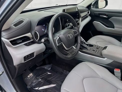 Used 2023 Toyota Highlander XLE AWD/4WD image 9