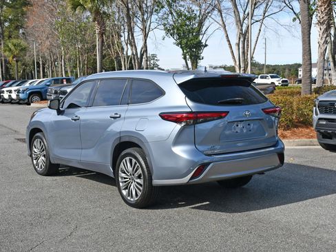 Used 2021 Toyota Highlander Platinum image 3