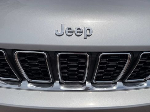 Used 2024 Jeep Grand Cherokee Laredo RWD image 11