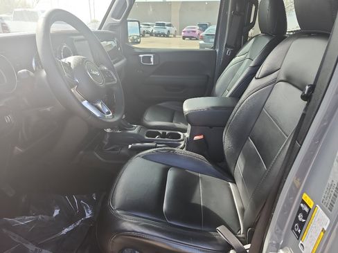 Used 2023 Jeep Wrangler Sahara image 9