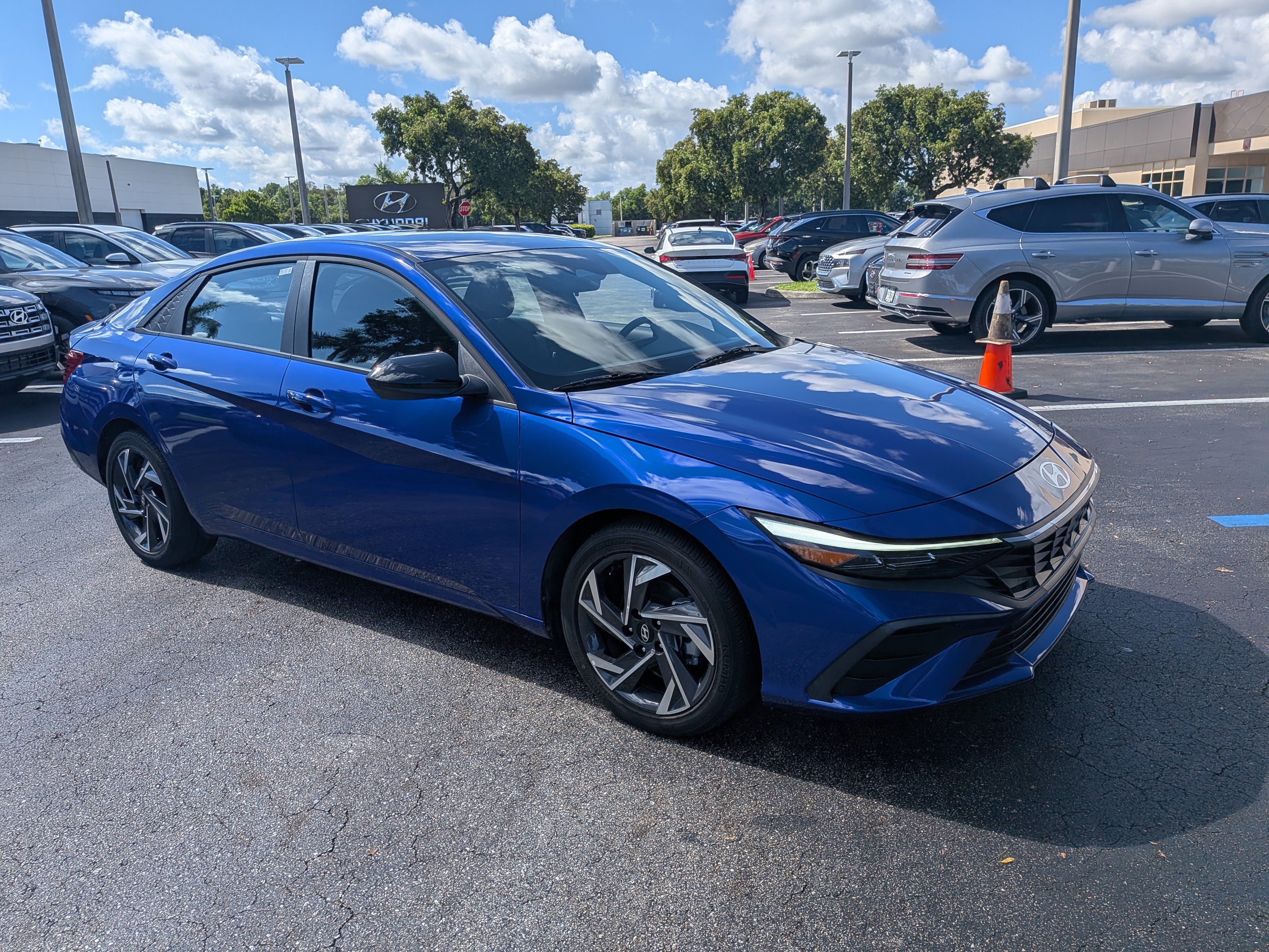Used 2025 Hyundai Elantra Sport FWD image 2