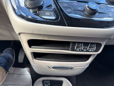 Used 2023 Chrysler Pacifica Touring-L image 33