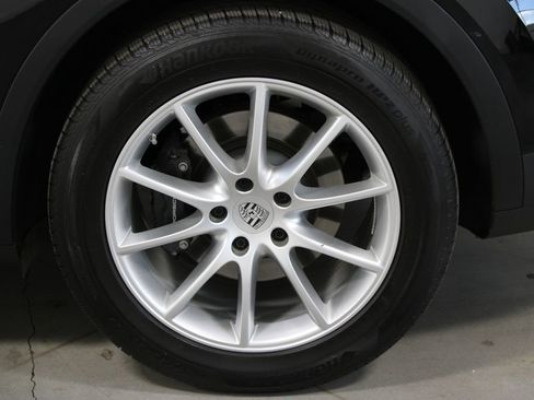 Used 2024 Porsche Cayenne AWD/4WD image 17