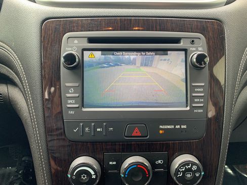 Used 2017 Chevrolet Traverse LT w/ Style and Technology Package image 25