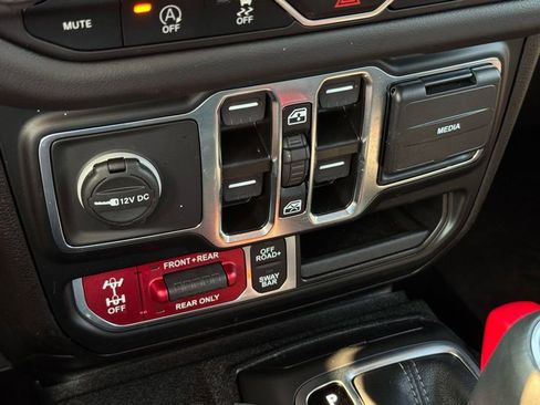 Used 2024 Jeep Wrangler Unlimited Rubicon image 34