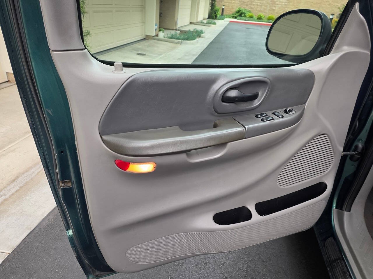 Used 1999 Ford F150 Lariat RWD image 10