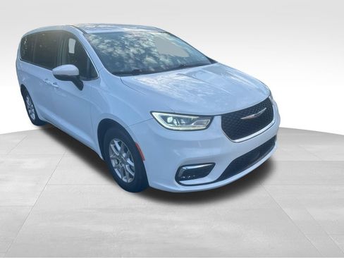 Used 2023 Chrysler Pacifica Touring-L FWD image 30