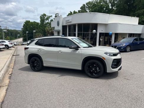 New 2026 Volkswagen Tiguan SE R-Line FWD image 2