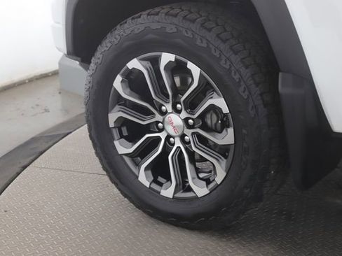 Used 2024 GMC Canyon Denali image 13
