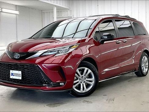 Used 2021 Toyota Sienna XSE w/ XSE Plus Package AWD/4WD image 2