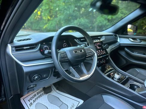 Used 2024 Jeep Grand Cherokee Altitude AWD/4WD image 15