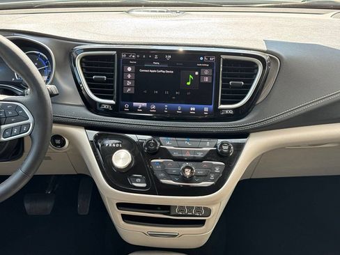 Used 2024 Chrysler Pacifica Limited FWD image 19
