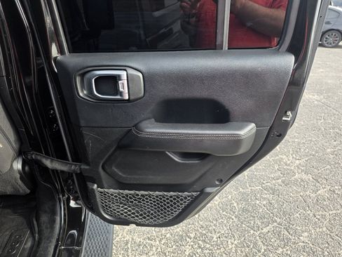 Used 2018 Jeep Wrangler Unlimited Sahara image 13