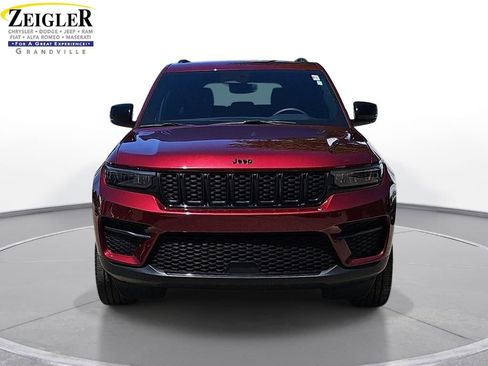 Used 2023 Jeep Grand Cherokee Altitude AWD/4WD image 2