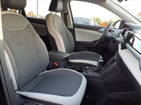 Certified 2025 Volkswagen Taos SE image 6